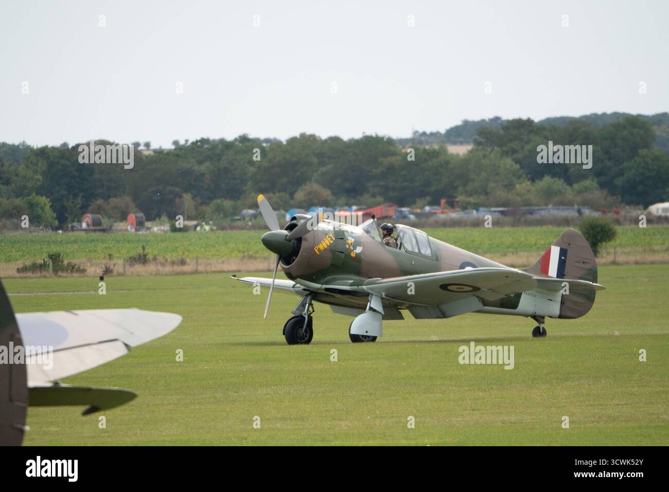 Hawker Hurricane Kampfflugzeuge auf dem Grasflugplatz in Duxford mit RAF-Roundel-Markierungen Stockfoto