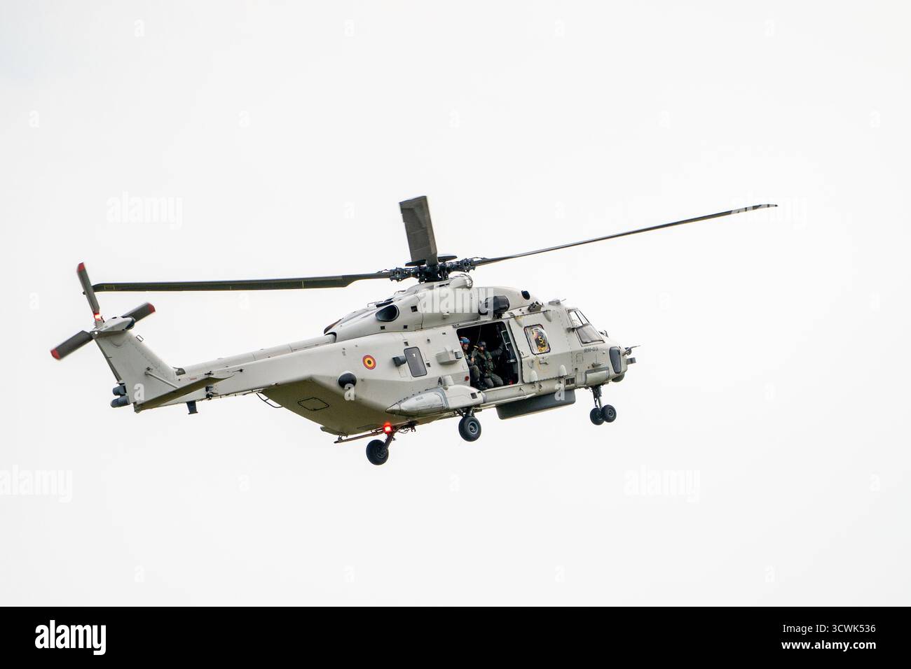Militärhubschrauber fliegen gegen bewölkten Himmel auf der Duxford Airshow Stockfoto