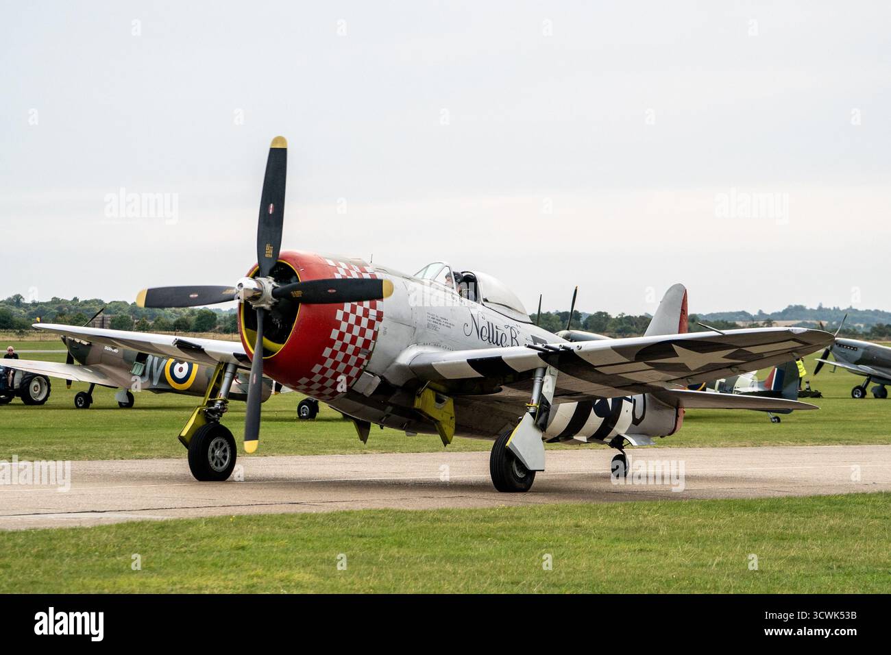 P-51 Mustang Kampfflugzeug 'Nalluk' fährt auf dem Duxford Flugplatz Stockfoto