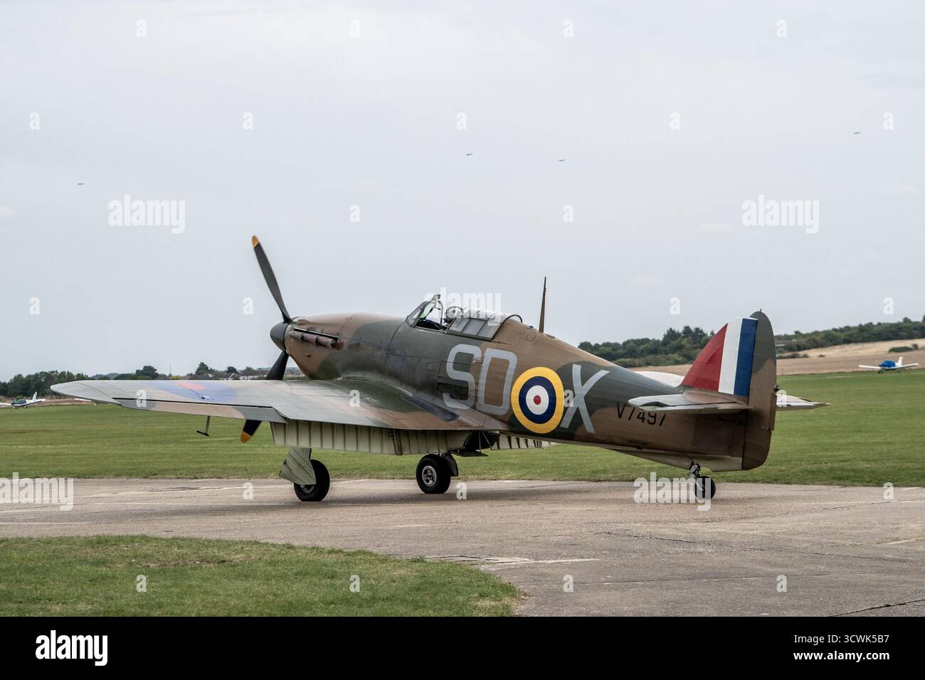 Hawker Hurricane Kampfflugzeuge auf der Landebahn auf dem Duxford Flugplatz Stockfoto
