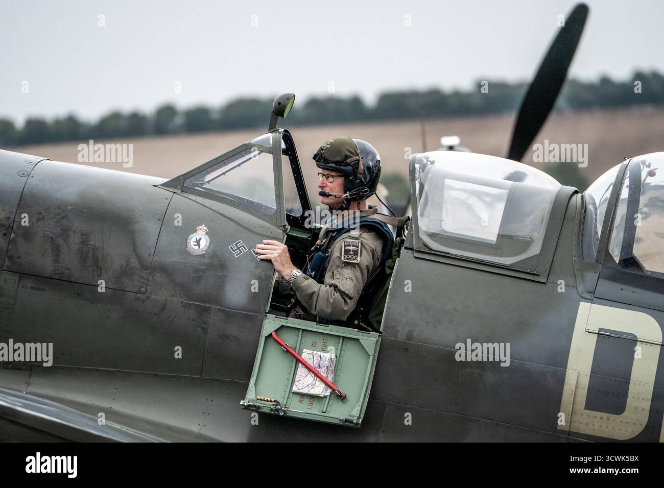 RAF-Pilot im Cockpit eines historischen Spitfire-Kampfflugzeugs auf der Duxford Airshow Stockfoto