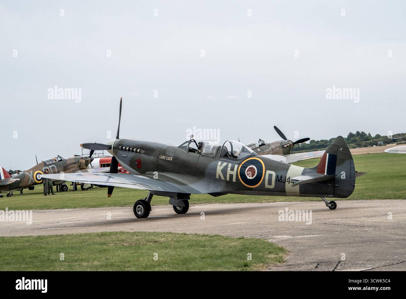Supermarine Spitfire Kampfflugzeug auf dem Rollweg auf dem Duxford Flugplatz mit RAF-Roundel-Markierungen Stockfoto