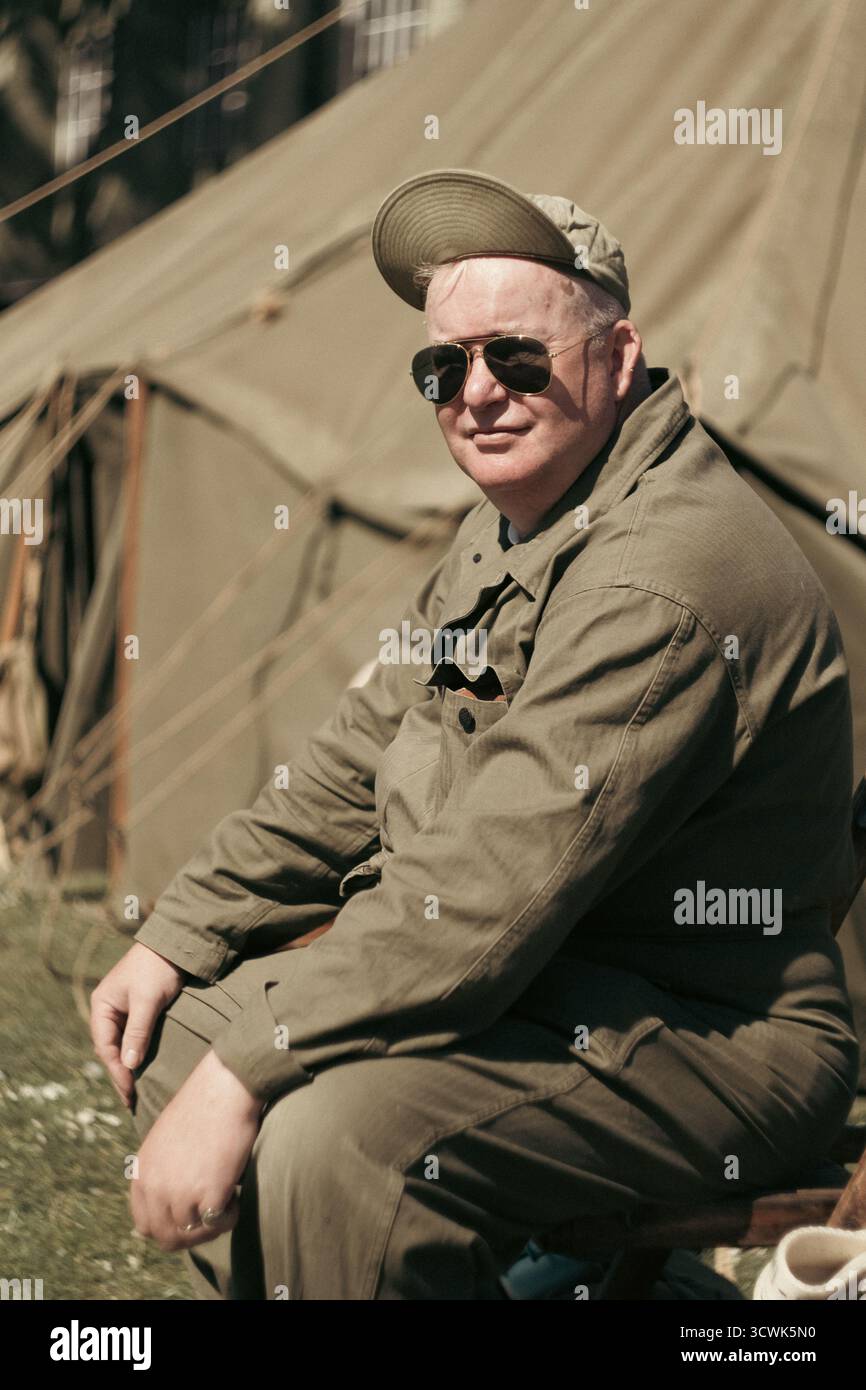 Kriegsveteran in Zeituniform mit Fliegersonnenbrille im Militärflugmuseum Stockfoto