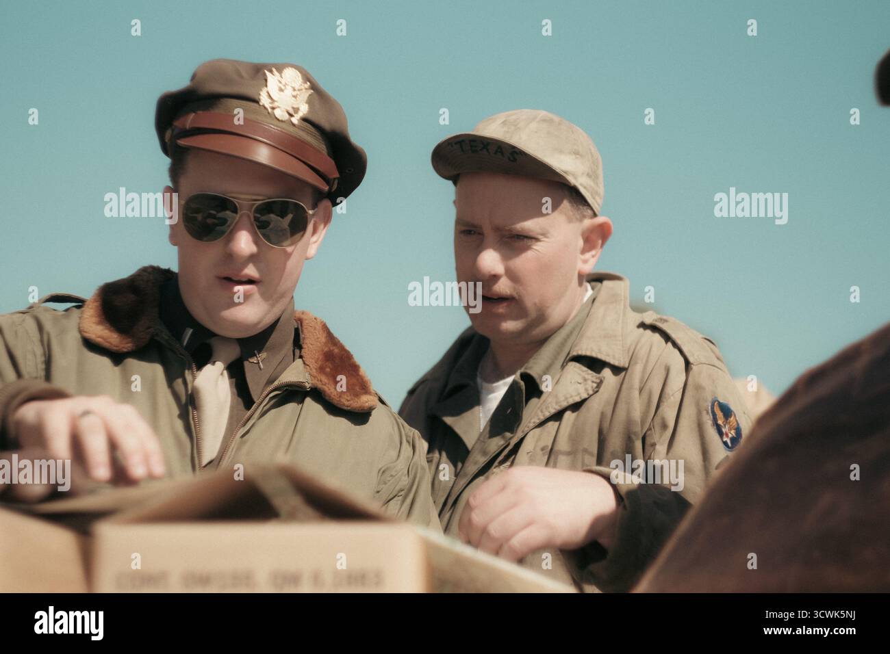 Zwei Reenactors aus dem Zweiten Weltkrieg in US-Militäruniformen bei Luftfahrtereignissen Stockfoto
