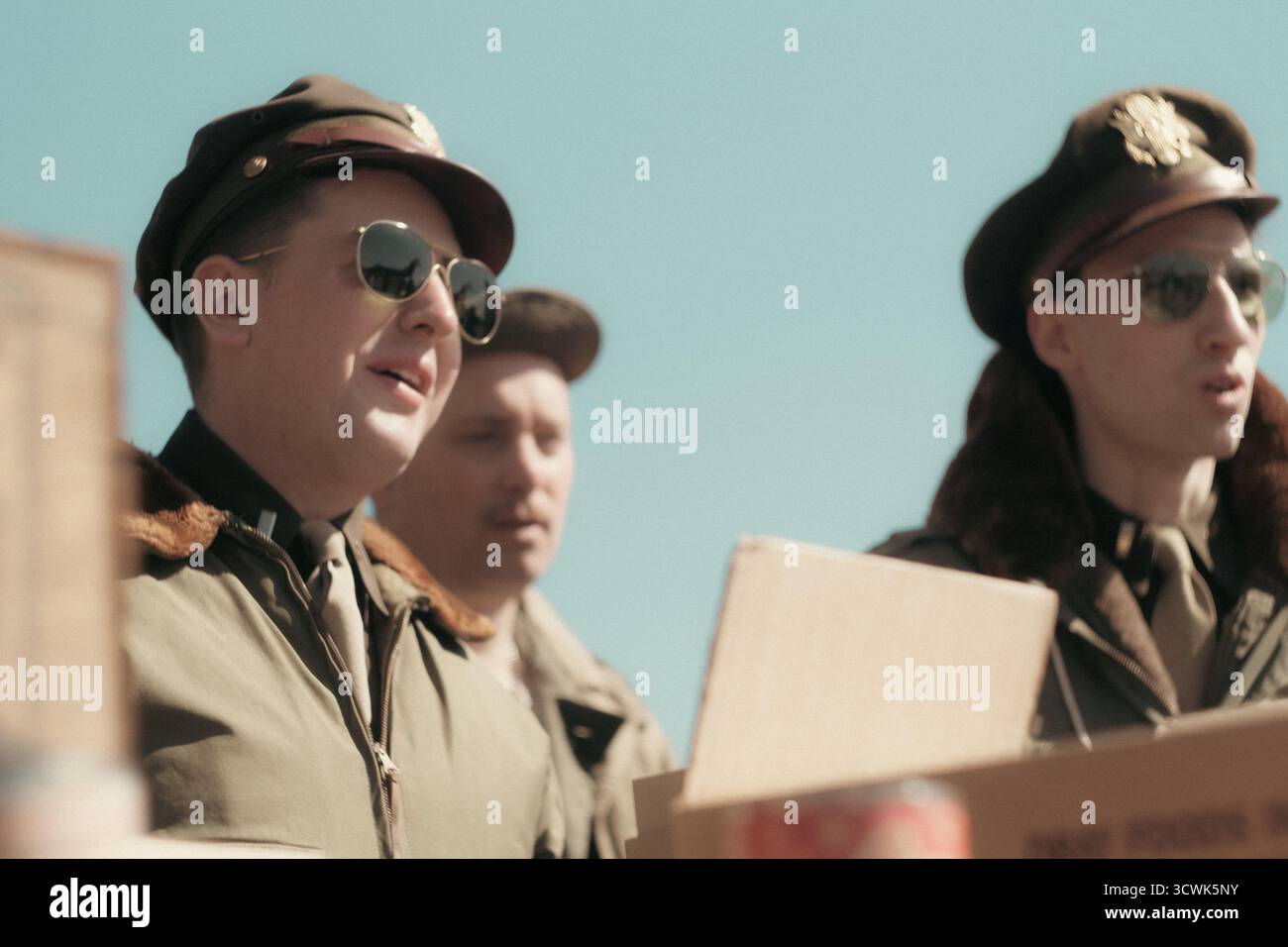 Während der Kriegszeit werden Militäruniformen in historischen Luftfahrtereignissen nachgestellt Stockfoto