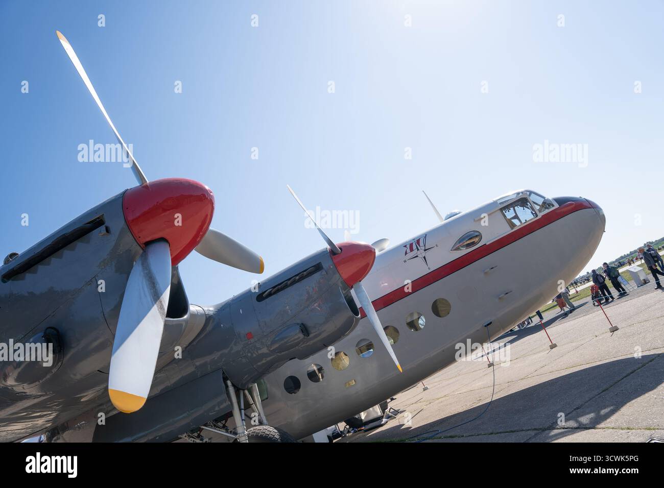 Zweimotorige Oldtimer-Flugzeuge auf dem Duxford-Flugplatz mit roten Propellerdrehern Stockfoto