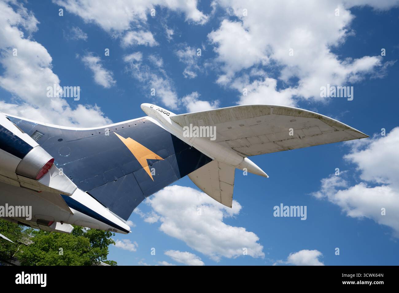 Historische Militärflugzeuge vor dramatischem blauem Himmel mit weißen Wolken Stockfoto