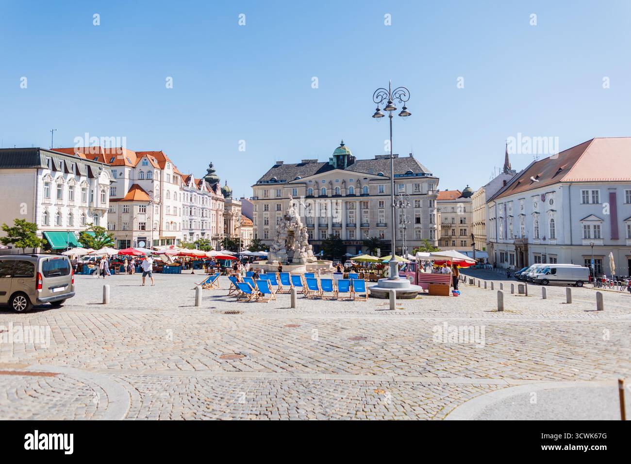 Wunderschöne Historische Straße In Brünn Mit Pastellfarbenen Gebäuden Und Gemütlichen Terrassen Des Cafés. Sommerreiseszene In Mitteleuropa. Zentraler Platz mit Denkmälern A Stockfoto