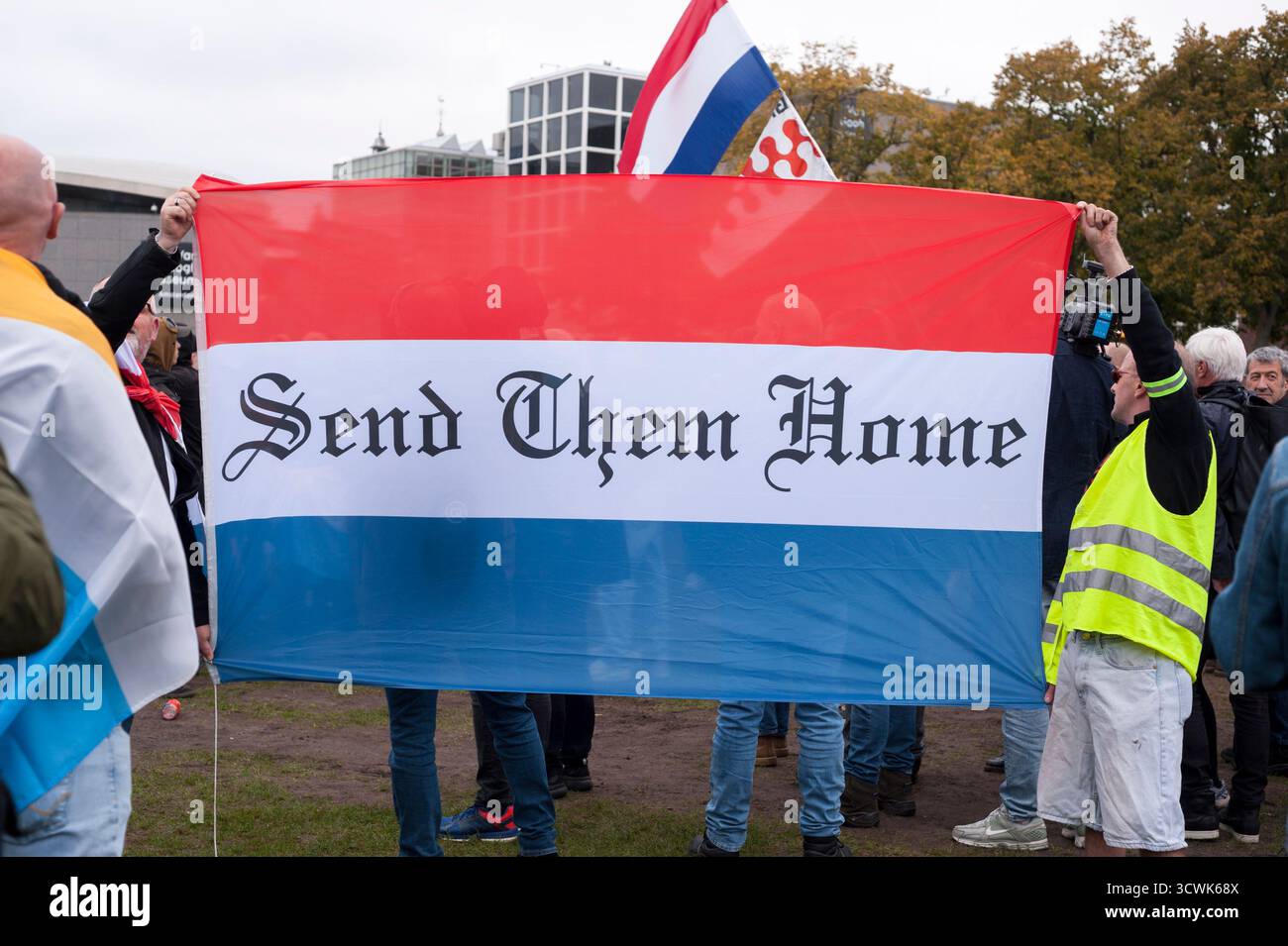 Amsterdam, Museumplein - 12. Oktober 2025: Protest gegen Einwanderung, Nationaal-Protest, Menschen mit niederländischer Flagge schicken sie nach Hause. Stockfoto