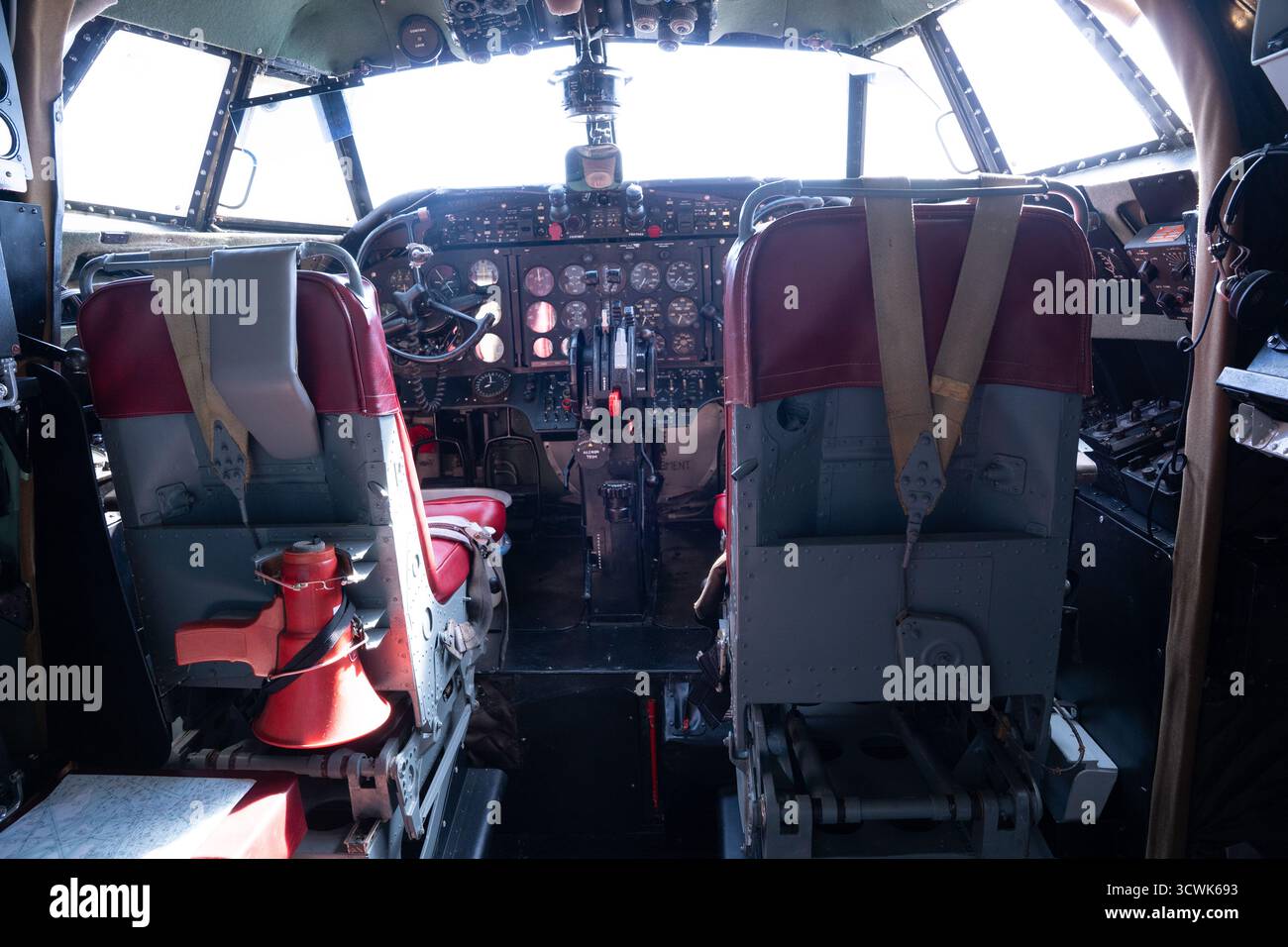 Innenraum im Cockpit eines Oldtimer-Flugzeugs mit Pilotensitzen und Instrumentenbrett in Duxford Stockfoto