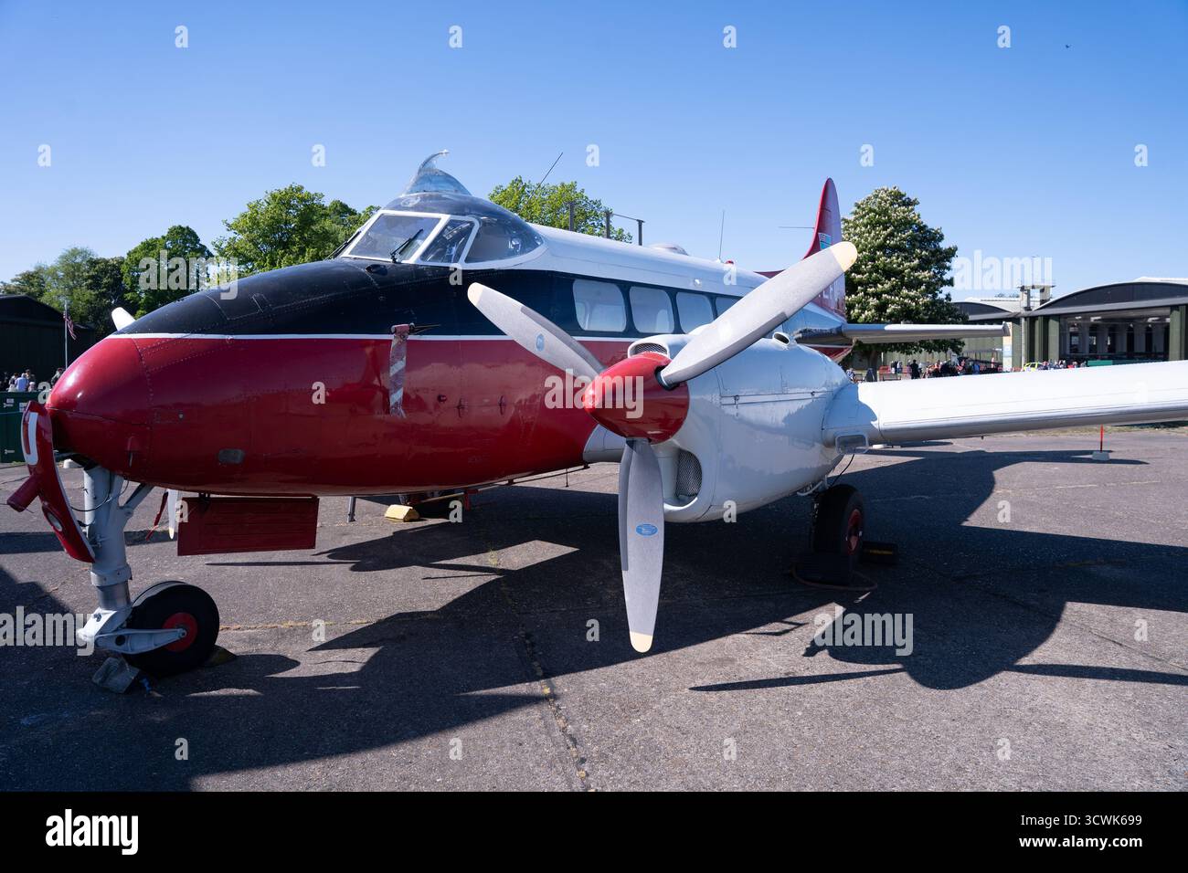 Zweimotorige Oldtimer-Flugzeuge im Luftfahrtmuseum mit roter und silberner Lackierung Stockfoto