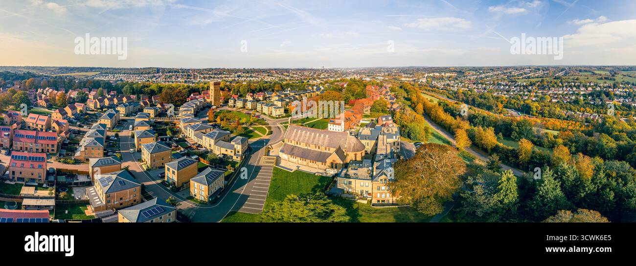 Drohnenansicht des Cane Hill Area in Coulsdon, Großbritannien, mit neuen Häusern und Parkflächen. Stockfoto
