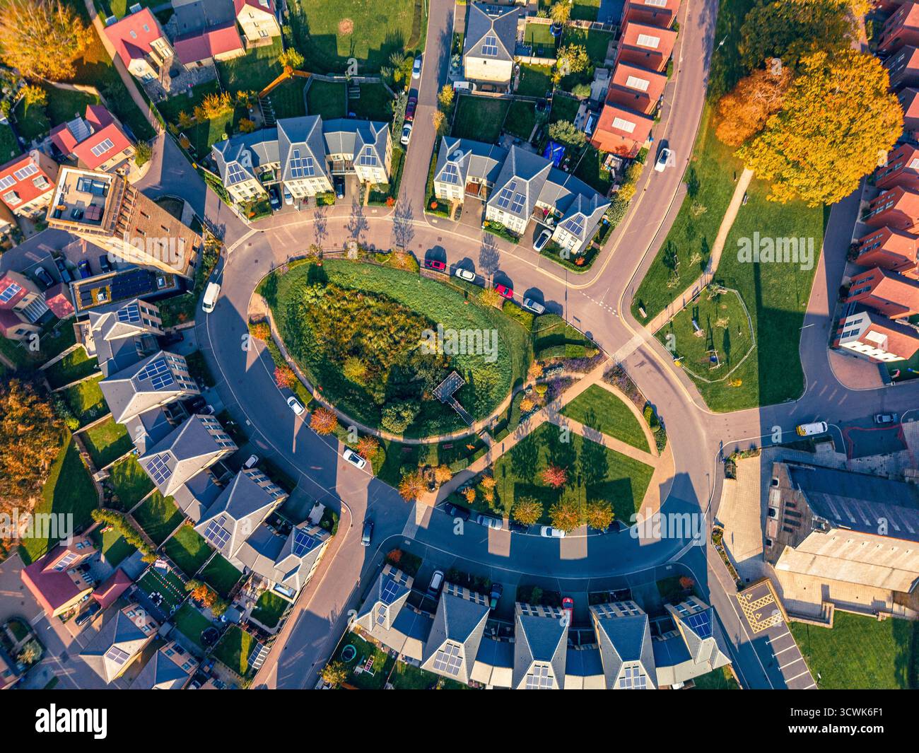 Drohnenansicht des Cane Hill Area in Coulsdon, Großbritannien, mit neuen Häusern und Parkflächen. Stockfoto