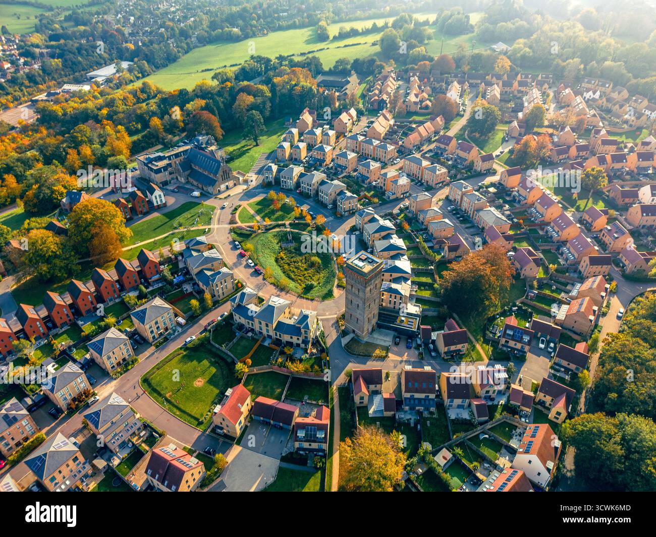 Drohnenansicht des Cane Hill Area in Coulsdon, Großbritannien, mit neuen Häusern und Parkflächen. Stockfoto