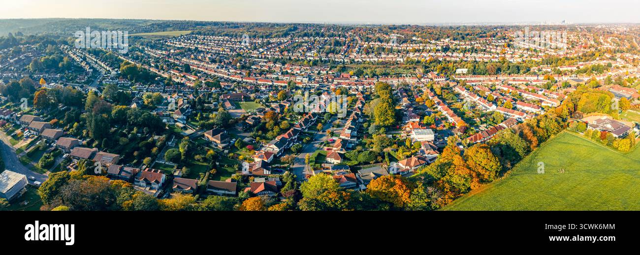 Drohnenansicht des Cane Hill Area in Coulsdon, Großbritannien, mit neuen Häusern und Parkflächen. Stockfoto