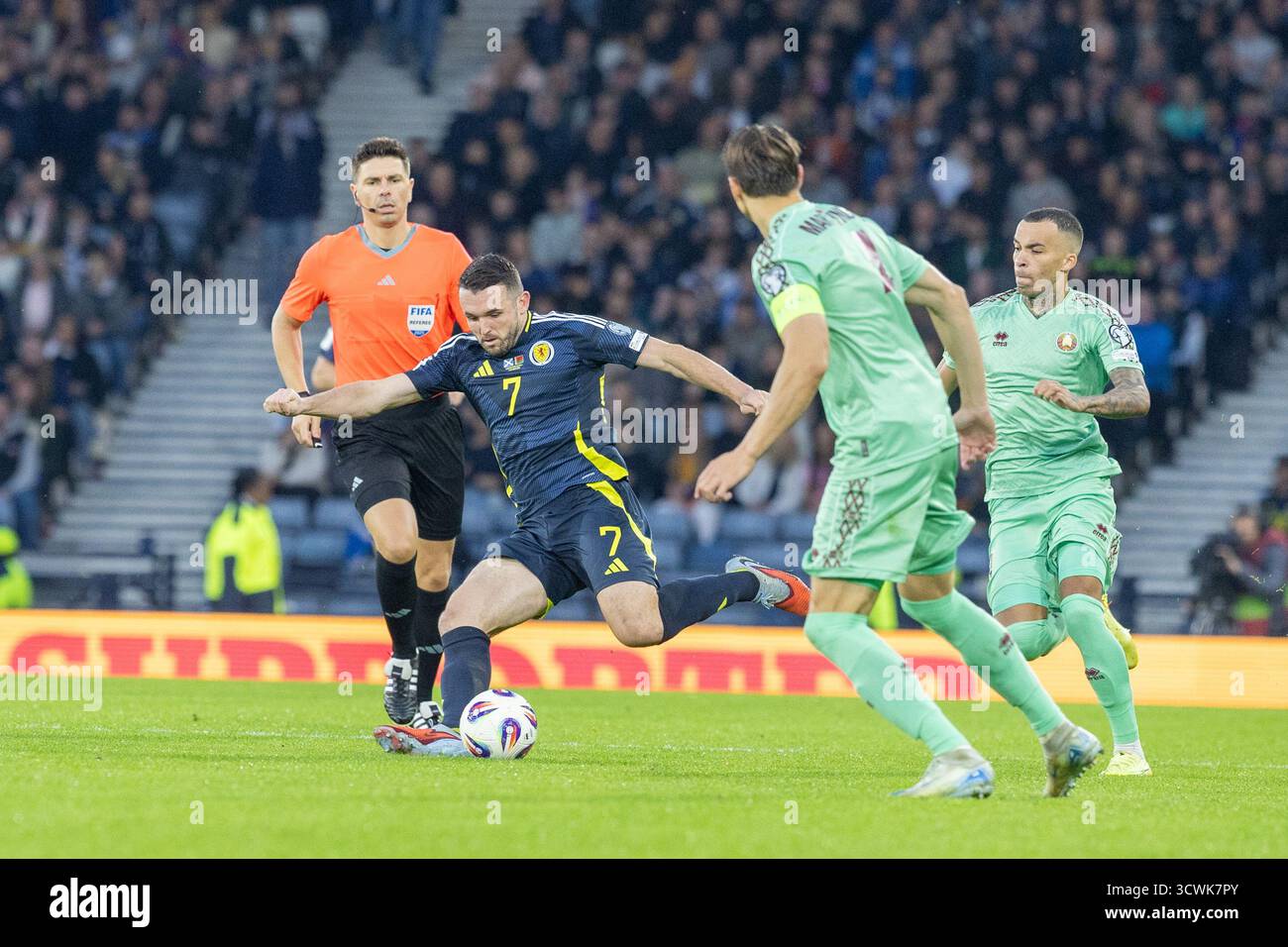 Glasgow, Großbritannien. Oktober 2025. Schottland spielte Weißrussland im Hampden Park, Glasgow, Großbritannien, in einer Europameisterschaft für die Weltmeisterschaft. Das Finale war Schottland mit 2:1, Weißrussland. John McGinn (S7) schießt auf weißrussische Tore. Quelle: Findlay/Alamy Live News Stockfoto