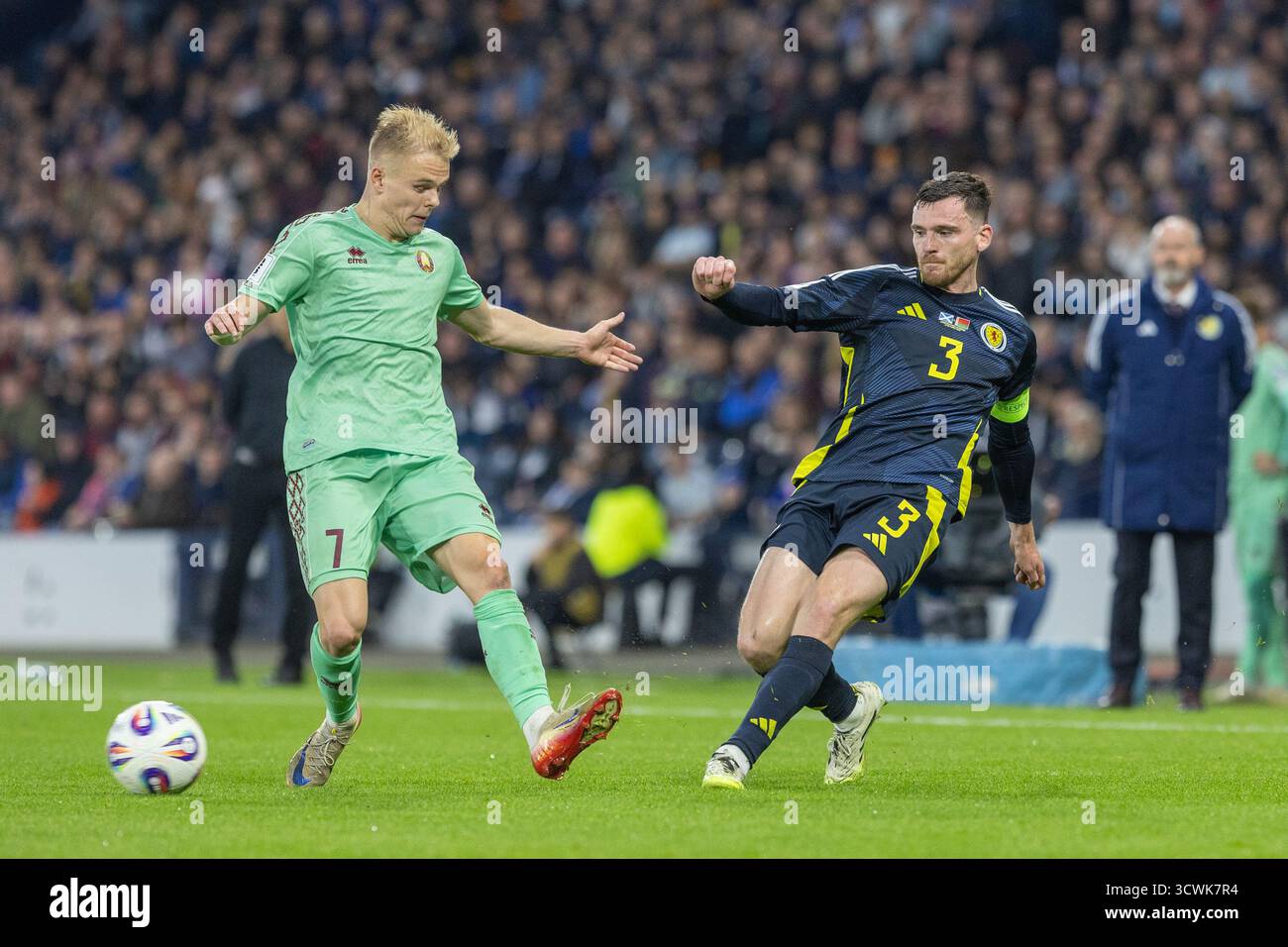 Glasgow, Großbritannien. Oktober 2025. Schottland spielte Weißrussland im Hampden Park, Glasgow, Großbritannien, in einer Europameisterschaft für die Weltmeisterschaft. Das Finale war Schottland mit 2:1, Weißrussland. Andy Robertson (S3) tritt den Ball hinter Evgeni Malaschewitsch (B7) Credit: Findlay/Alamy Live News Stockfoto