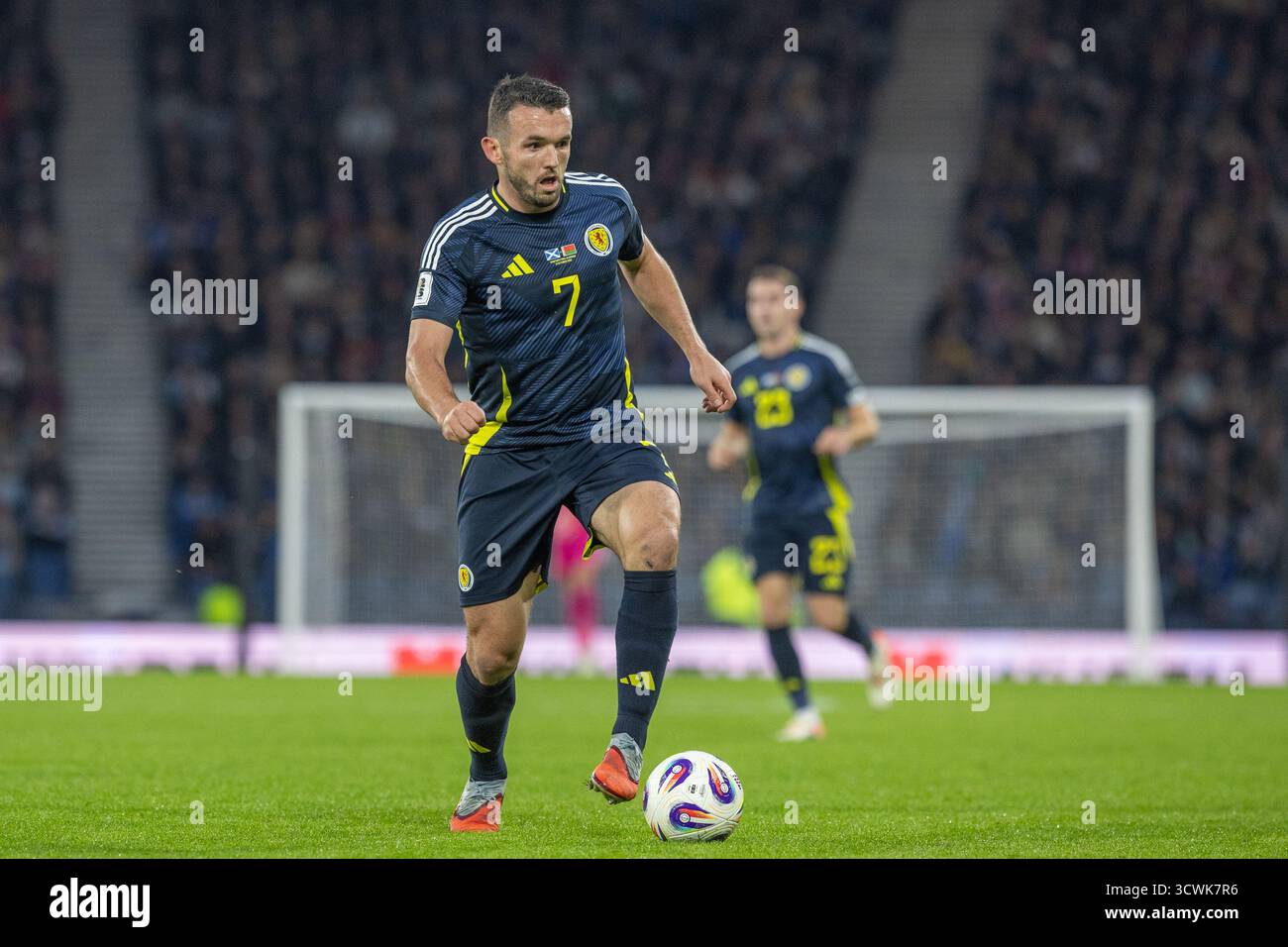 Glasgow, Großbritannien. Oktober 2025. Schottland spielte Weißrussland im Hampden Park, Glasgow, Großbritannien, in einer Europameisterschaft für die Weltmeisterschaft. Das Finale war Schottland mit 2:1, Weißrussland. John McGinn (S7) läuft mit dem Ball. Quelle: Findlay/Alamy Live News Stockfoto