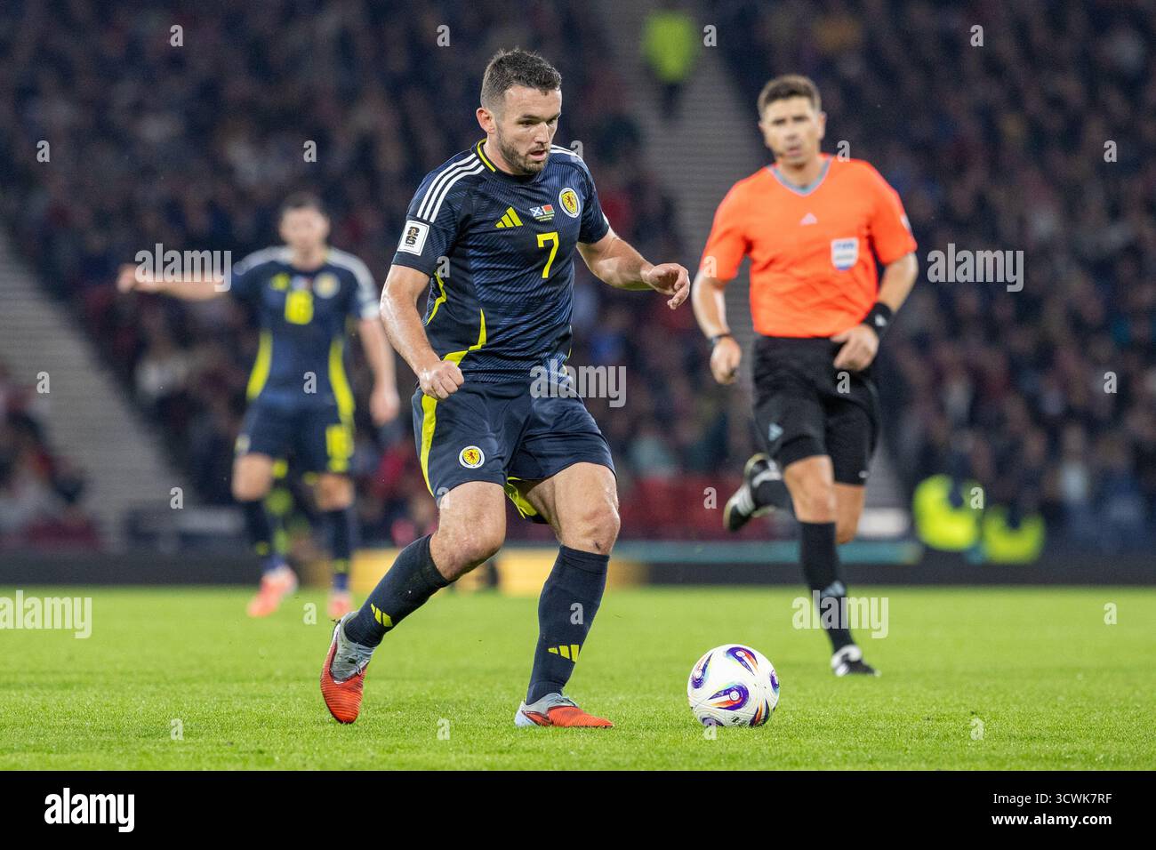 Glasgow, Großbritannien. Oktober 2025. Schottland spielte Weißrussland im Hampden Park, Glasgow, Großbritannien, in einer Europameisterschaft für die Weltmeisterschaft. Das Finale war Schottland mit 2:1, Weißrussland. John McGinn (S7) mit dem Ball. Quelle: Findlay/Alamy Live News Stockfoto