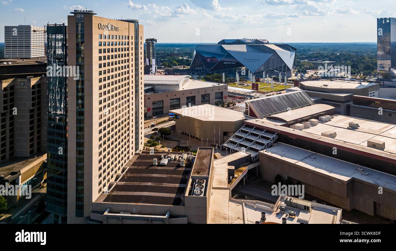 Klarer Blick auf die Innenstadt von Atlanta mit dem Mercedes-Benz Stadium, Hilton Hotel und Kongresszentrum. Ideal für Aktienthemen wie Unternehmen, Stockfoto
