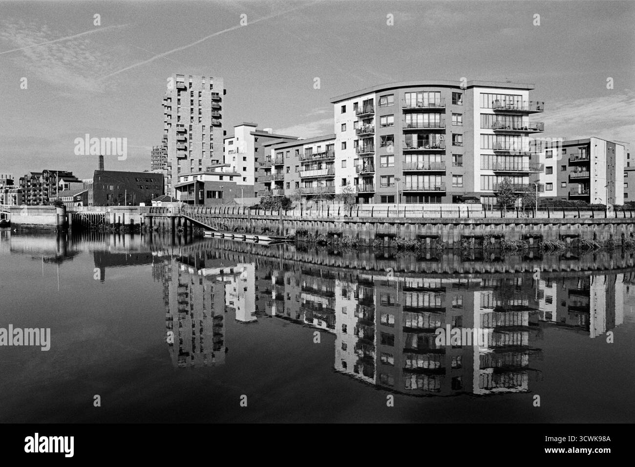 Neue Wohngebäude am River Roding in Barking, Greater London UK, in Schwarzweiß Stockfoto