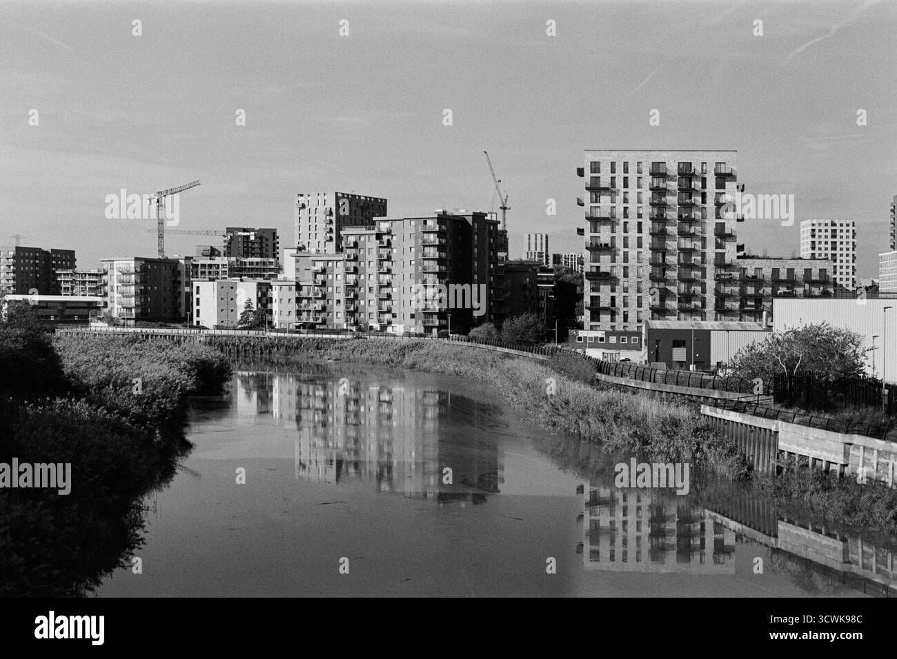 Neue Wohngebäude und der River Roding in Barking, Greater London, Großbritannien Stockfoto