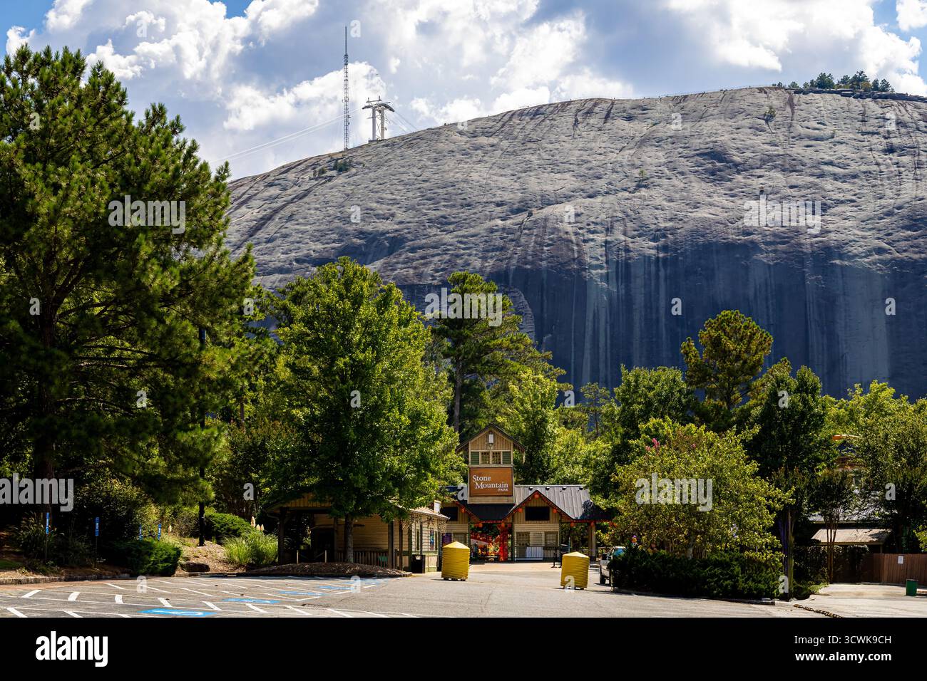Stone Mountain Park Tor mit malerischem Blick auf die Granitkuppel und die bewaldete Umgebung. Ideal für Reisen, Tourismus, Familienurlaub und Reiseziel Stockfoto