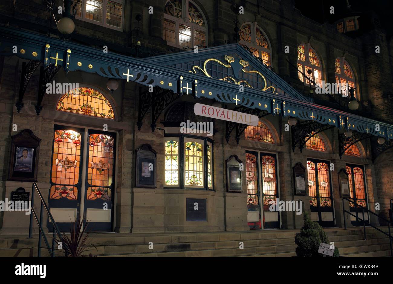 Abendblick auf den Haupteingang des Königssaals in Harrogate, mit Jugendstilglas in den Türen und markantem gusseisernen Portikus. Stockfoto