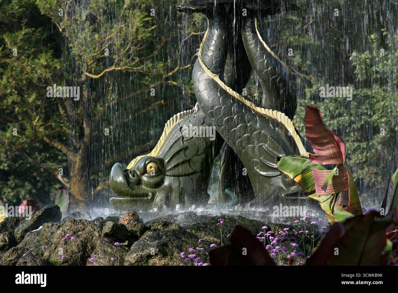Blick auf die verflochtenen gusseisernen Delfine, die den Victoria Fountain auf den Old Stones in Brighton stützen. Stockfoto