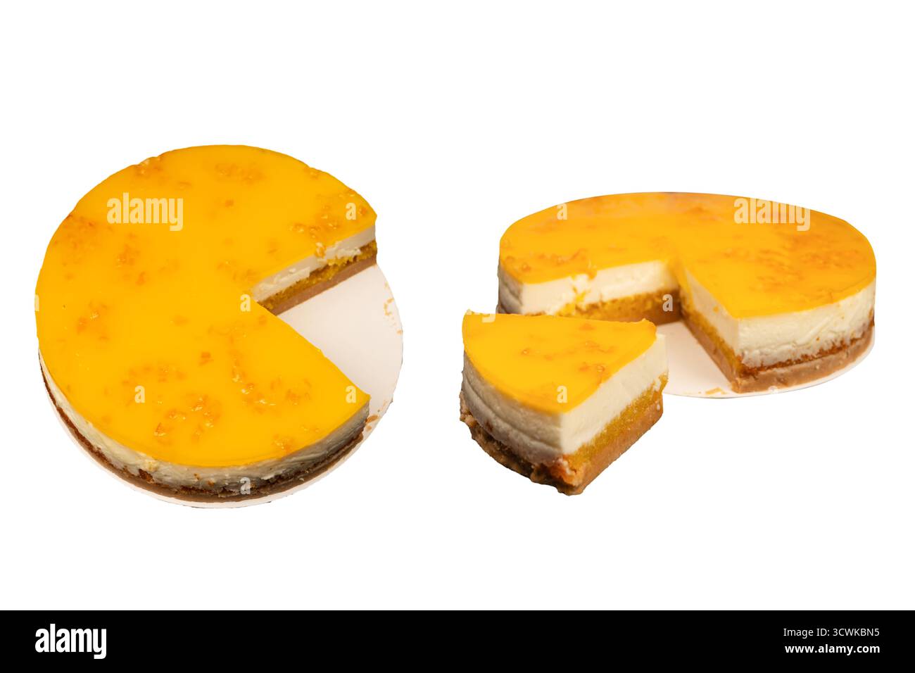 Orangenkäsekuchen isoliert auf weißem Hintergrund. Stockfoto