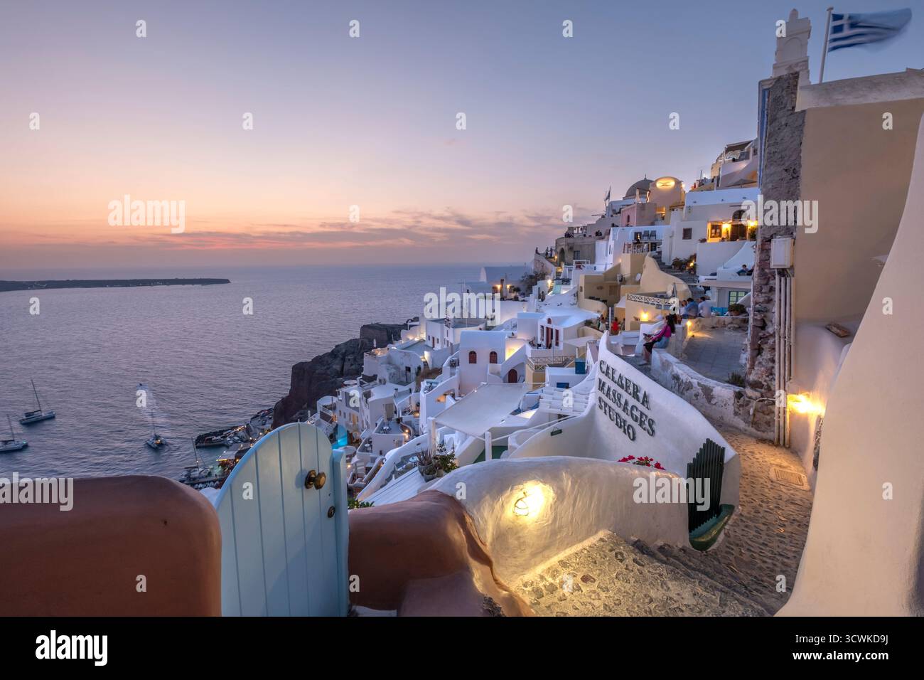 Blick auf den Sonnenuntergang in Oia, Santorin, Griechenland Stockfoto