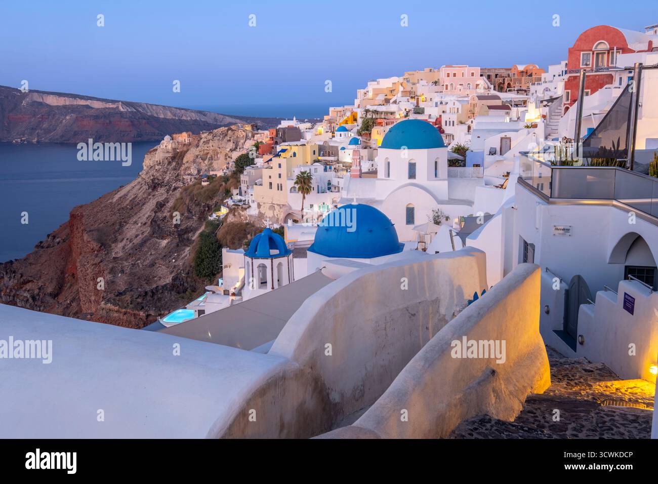 Oia Stadt, zwitschblaue Kuppeln und bunt bemalte Häuser, Santorin, Griechenland Stockfoto