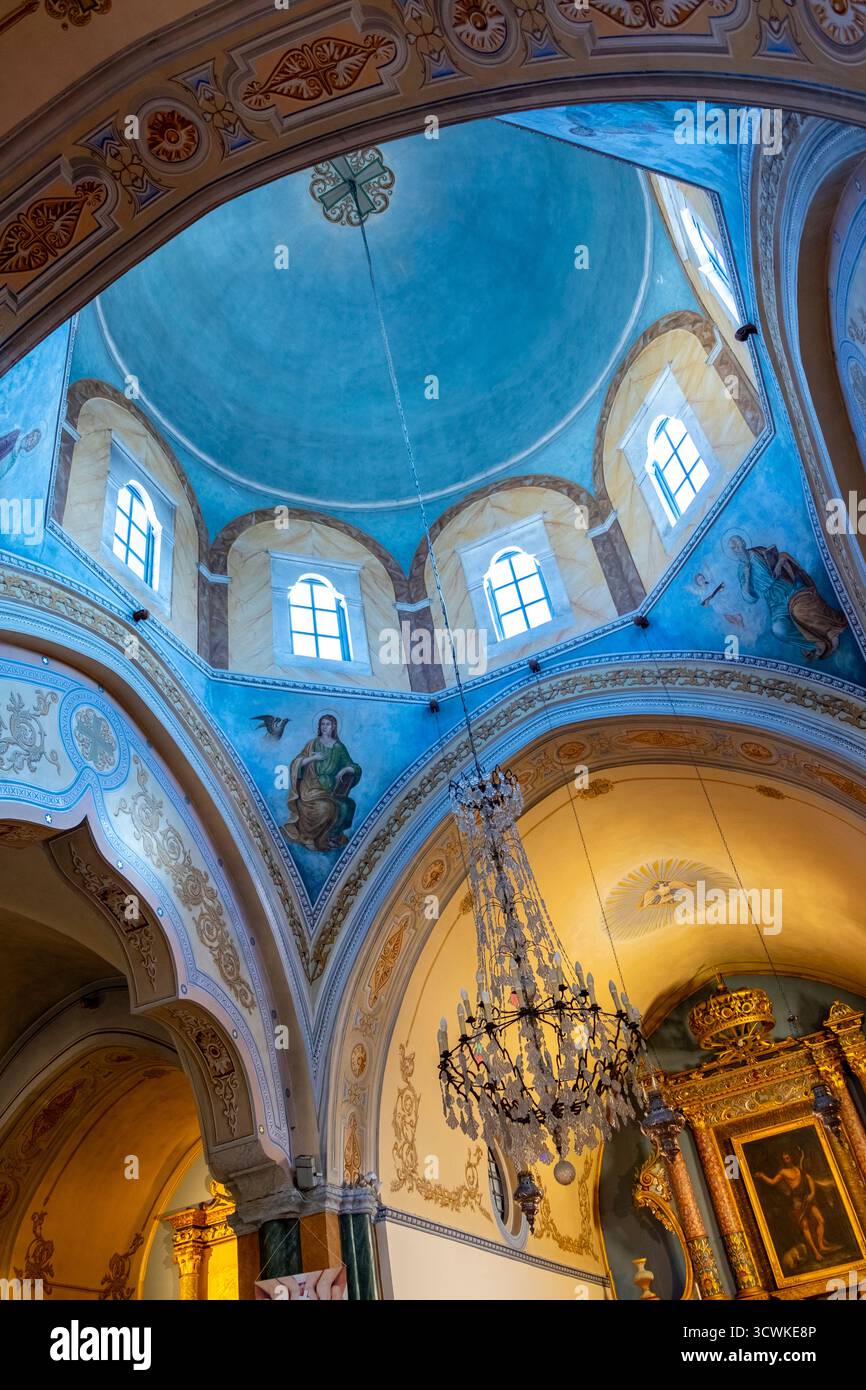 Fira, Santorin. Im Inneren der St. Johannes-Bapist-Kathedrale, Griechenland Stockfoto