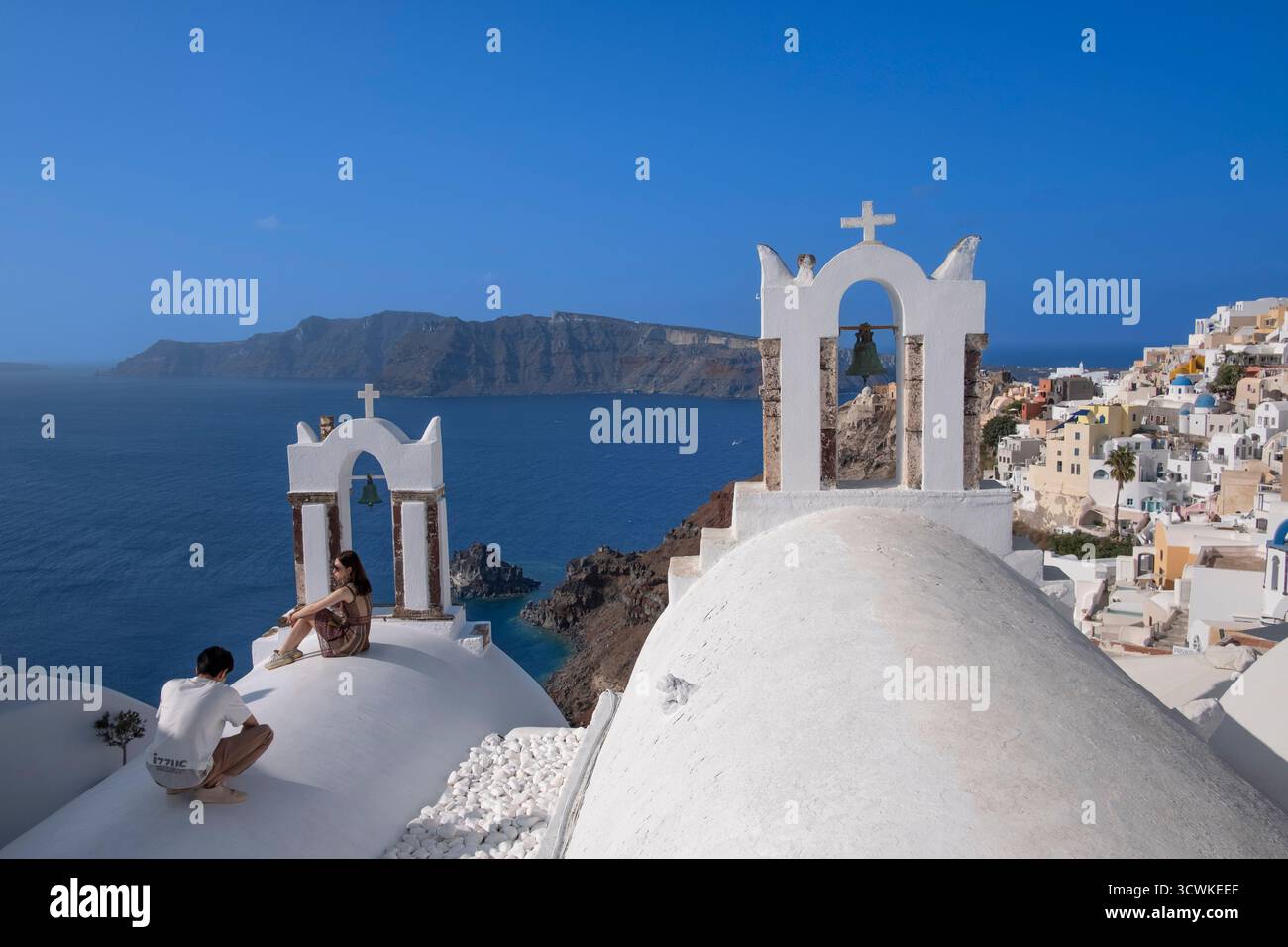 Touristen machen Fotos auf Dächern in Oia, Santorin Stockfoto