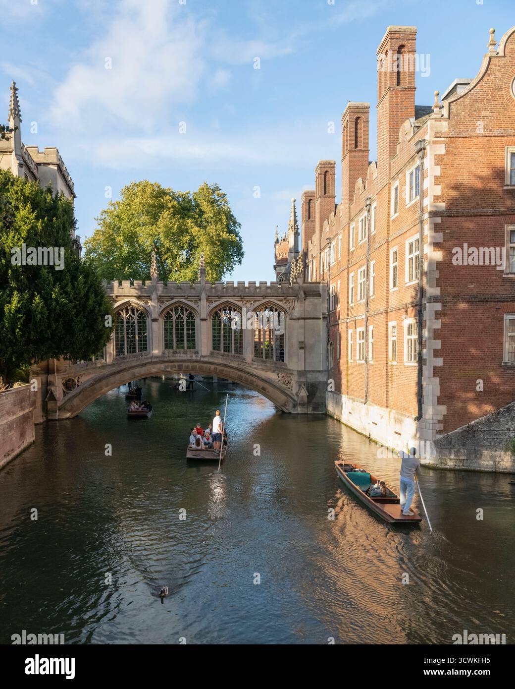 Punting auf dem Fluss Cam unter der Seufzerbrücke im St John's College, Cambridge Stockfoto