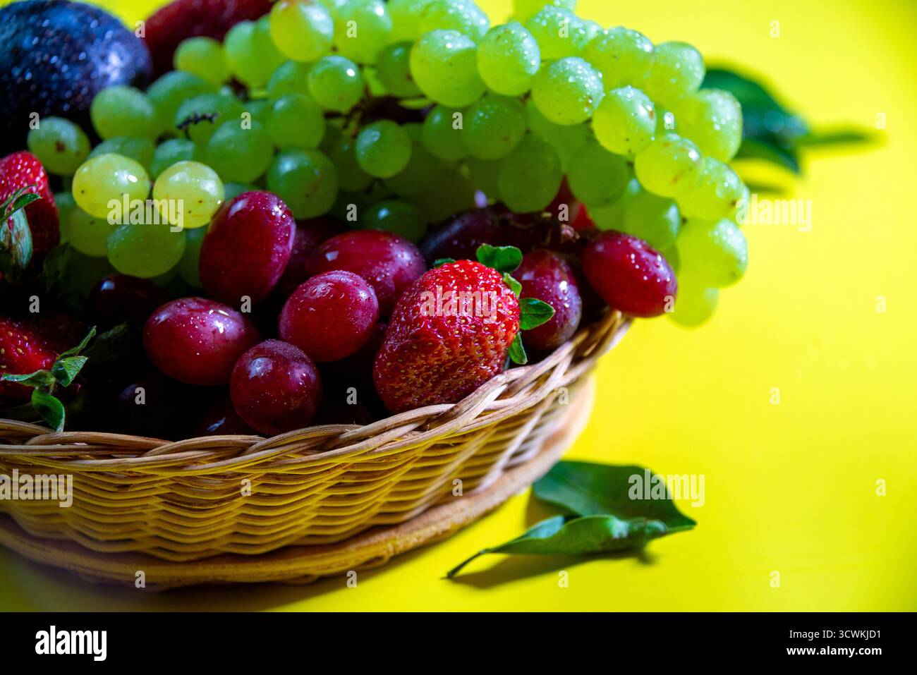 Ein Holzkorb voller Früchte Stockfoto