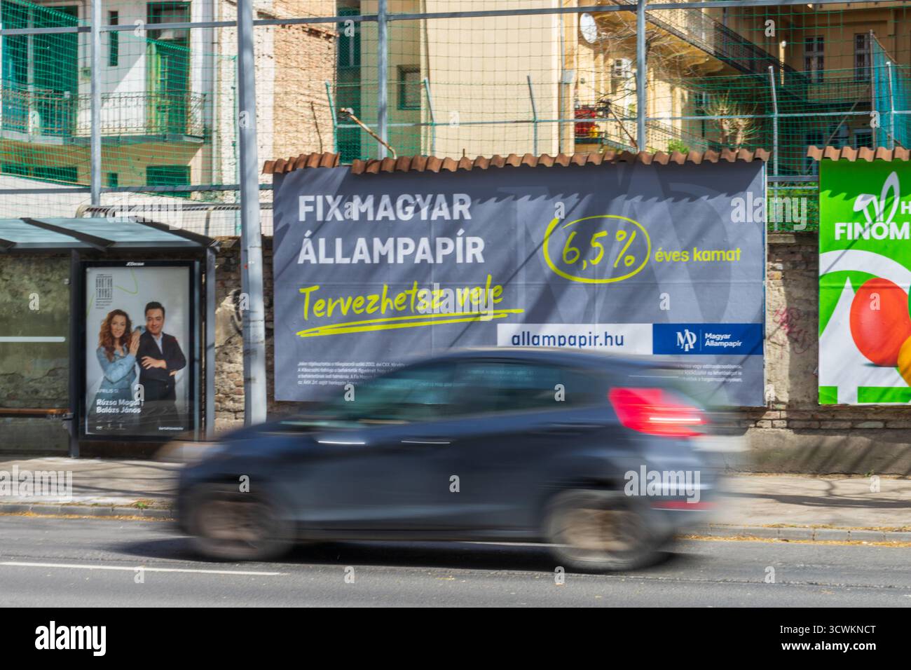 Ungarische staatliche Plakate, die eine feste Anleihe von 6,5 % fördern, ermutigen die Bürger, in Staatswertpapiere zu investieren, während der Inflation. Stockfoto