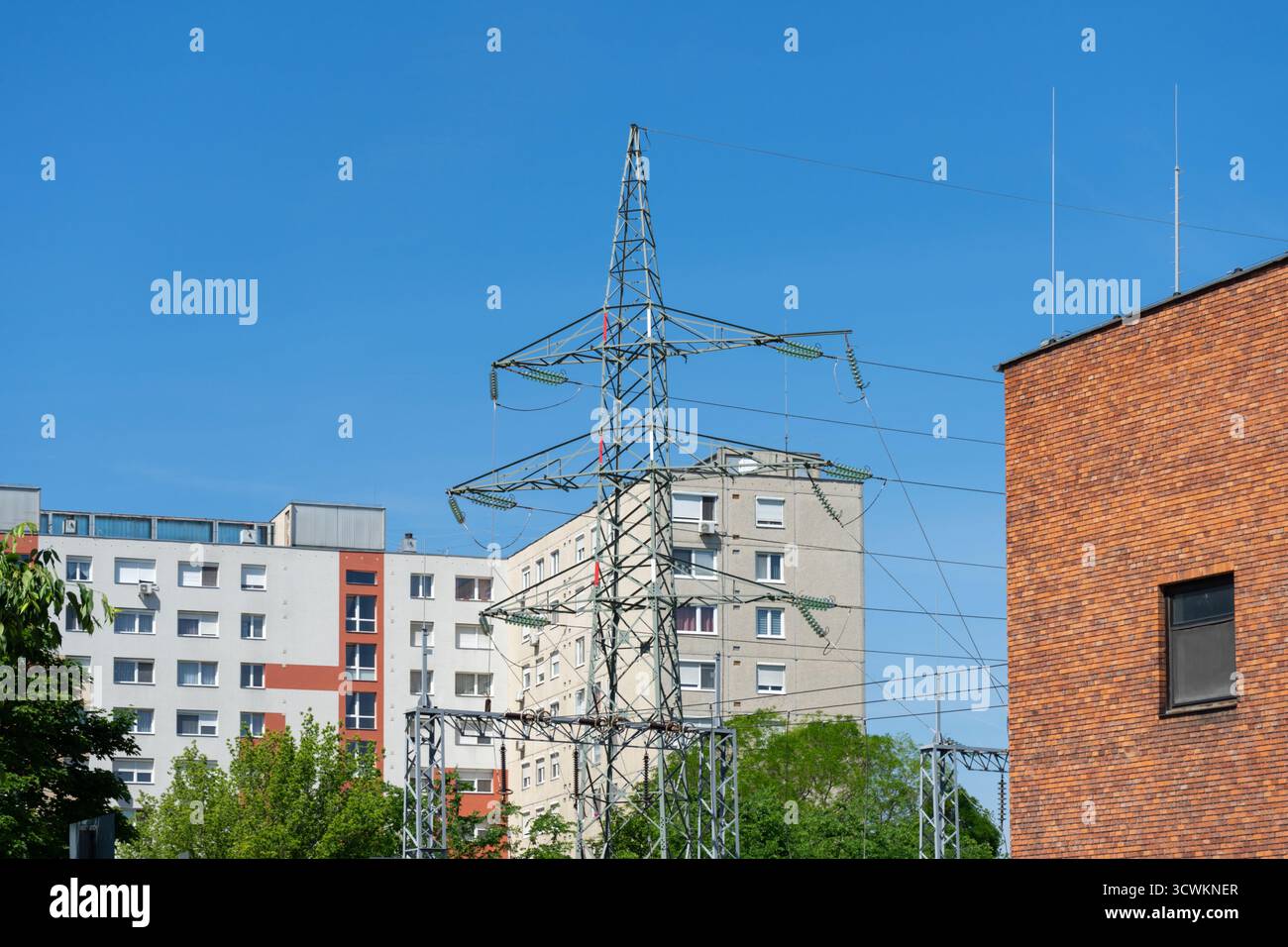 Stromleitungen und Wohngebäude in Győr, Ungarn — Darstellung der städtischen Infrastruktur, des Energienetzes und der elektrischen Haushalte des Landes Stockfoto