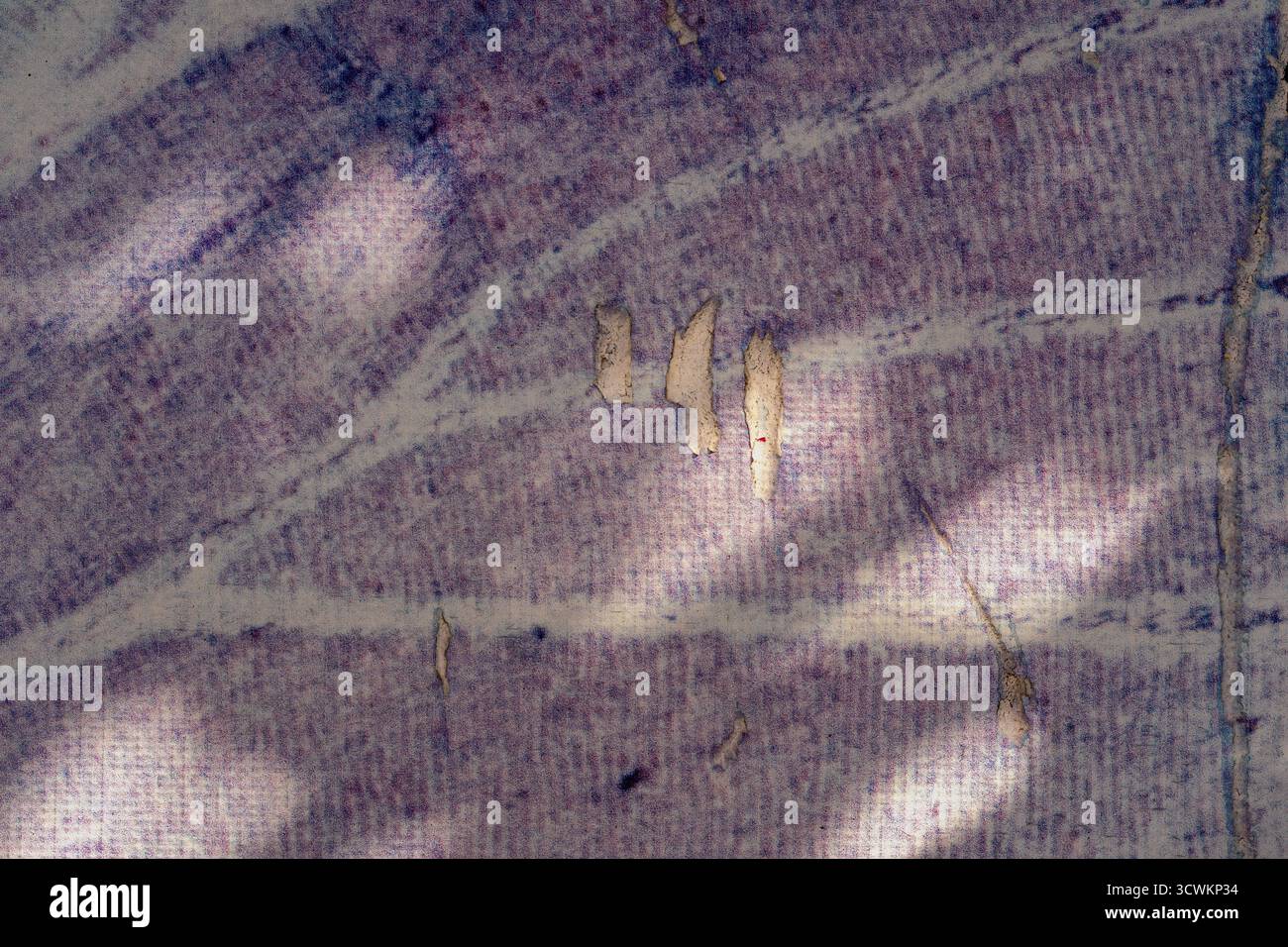 Nahaufnahme einer zerrissenen, verblassten Wandfläche mit strukturierten Linien und abstrakten Kratzern unter weichem natürlichem Licht. Konzept der Grunge-Textur, urbaner Zerfall Stockfoto