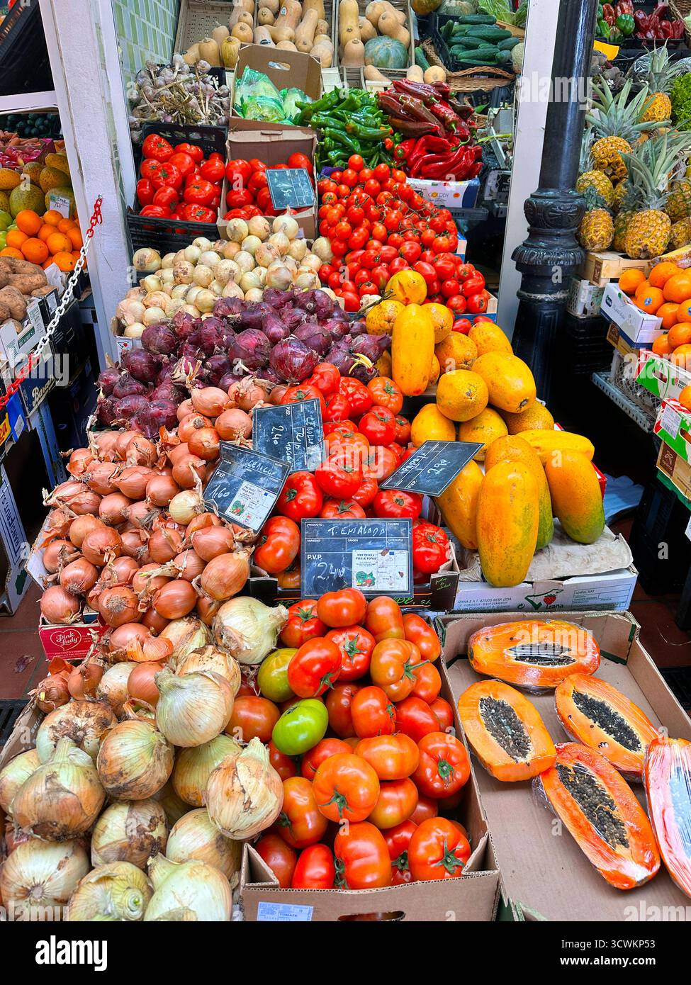 Farbenfrohe Präsentation von Obst und Gemüse an einem Marktstand im Freien auf teneriffa mit frischen Produkten. Teneriffa Kanarischen Inseln - Smartphone-aufgenommenes Stockfoto