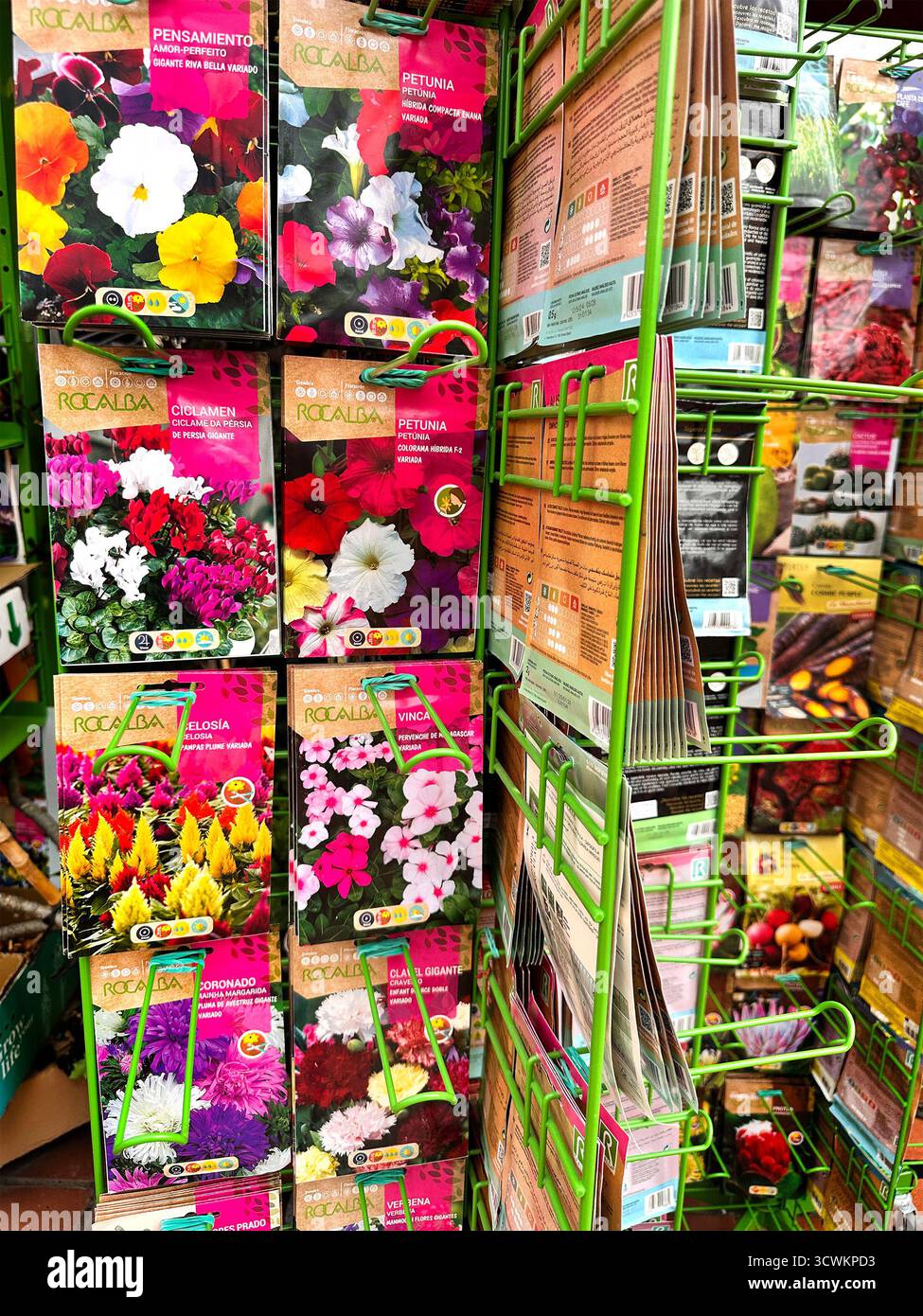 Ausstellung verschiedener farbenfroher Blumensamen-Pakete auf einem Regal in einem Gartengeschäft, mit einer großen Auswahl an Gartenoptionen Teneriffa Kanarischen Inseln - Smartphone-aufgenommenes Stockfoto