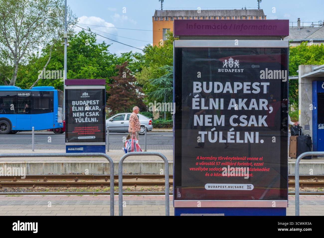 Politische Plakate in Budapest, die gegen Regierungskürzungen protestieren. Stockfoto