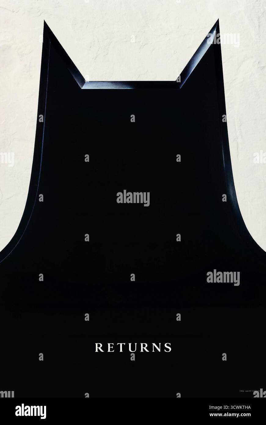 Batman Returns (1992) Teaser-Poster von Tim Burton mit Michael Keaton, Danny DeVito und Michelle Pfeiffer. Batman kämpft gegen den Pinguin und die Catwoman und bedroht damit den zerbrechlichen Frieden von Gotham City. Foto eines Original-Posters aus dem Jahr 1992 (USA) NUR ZUR REDAKTIONELLEN VERWENDUNG. Quelle: BFA / Warner Bros Stockfoto