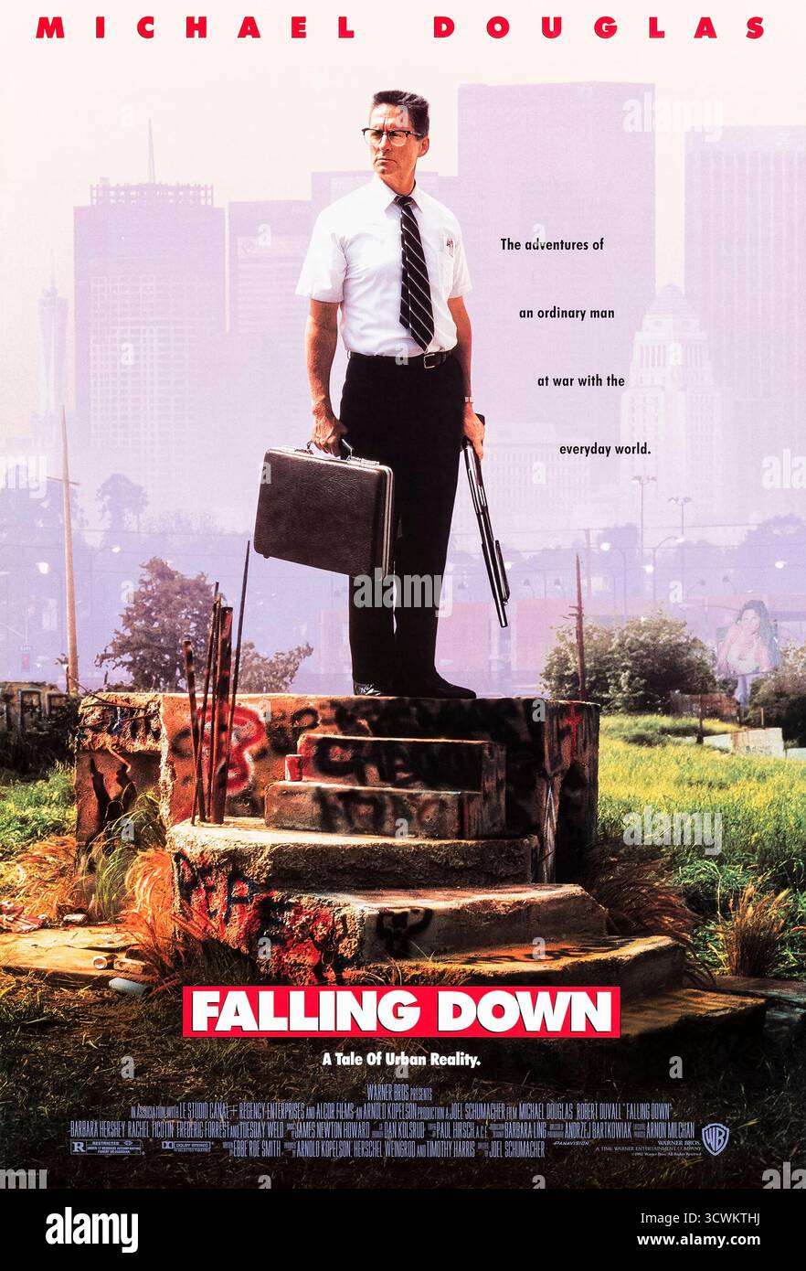 Falling Down (1993) von Joel Schumacher mit Michael Douglas, Robert Duvall und Barbara Hershey. Ein frustrierter arbeitsloser Mann begibt sich zu einem gewalttätigen Amoklauf durch Los Angeles, während er versucht, seine Tochter zu erreichen, die von einem pensionierenden Polizisten verfolgt wird. Foto eines Original-Posters aus dem Jahr 1993 (USA), das NUR FÜR REDAKTIONELLE ZWECKE VERWENDET WIRD. Quelle: BFA / Warner Bros Stockfoto