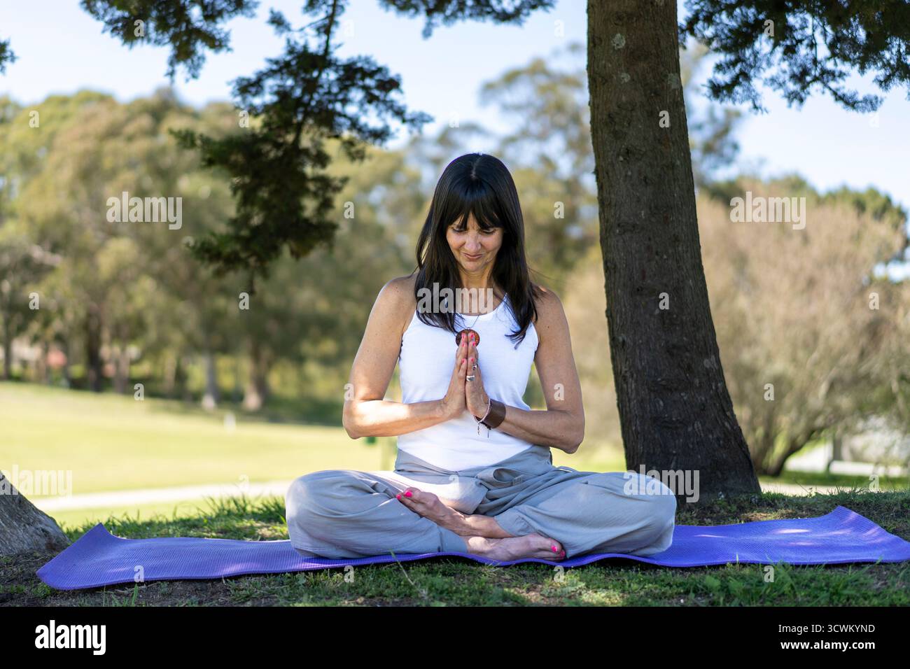 Gesunder Lebensstil Erwachsene Frau, die durch Meditation Fokus und Ruhe erreicht. Stockfoto