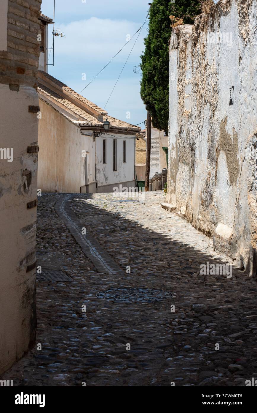 Eine typische Straßenszene im Stadtteil Albaícin in Granada, Spanien. Stockfoto