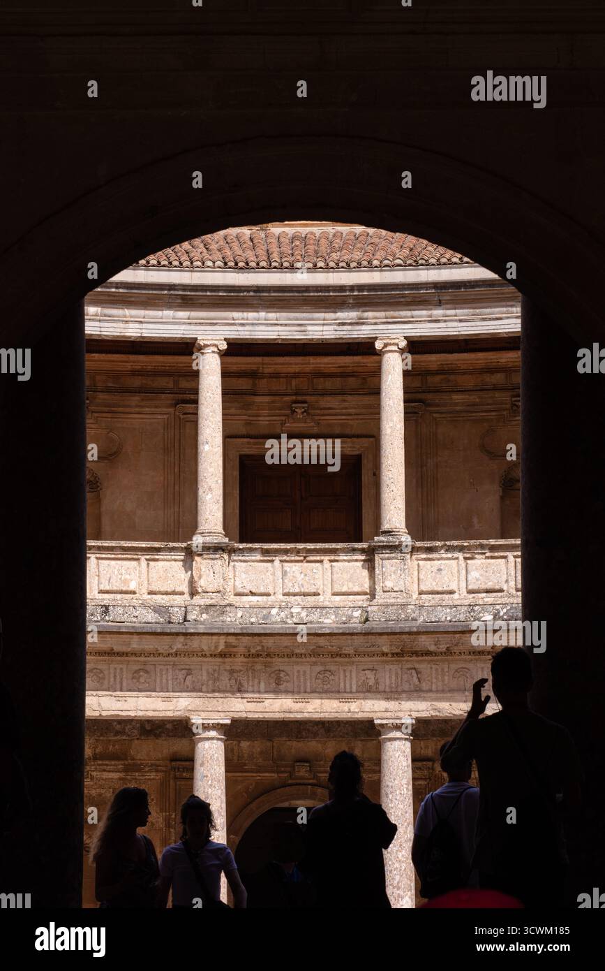 Der Anblick beim Betreten des Palastes Karl V in der Weltkulturerbestätte, der Alhambra-Anlage in Granada, Spanien, Südeuropa. Stockfoto