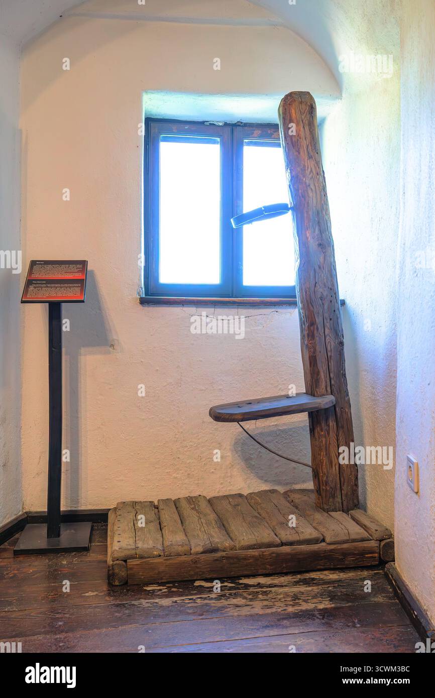 Transsilvanien, Rumänien, 12. August 2025: Alte Holzschäfte, die im Mittelalter für Bestrafung und Folter verwendet wurden, werden in der Folterkammer von Bran ausgestellt Stockfoto