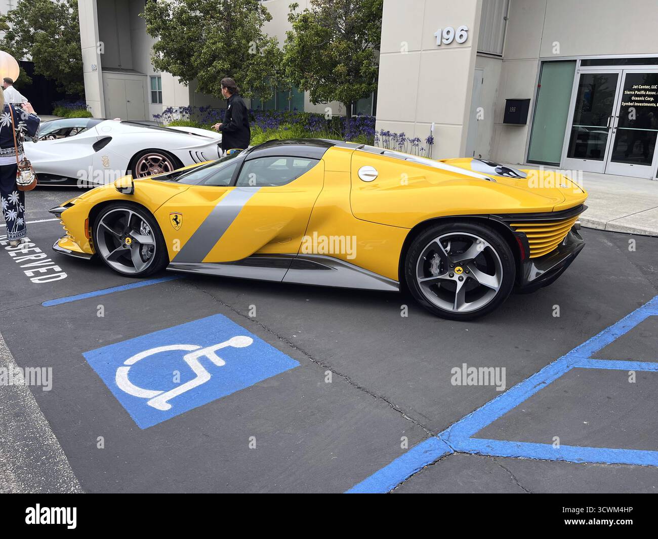 Monterey, CA, USA, 13. August 2025 – Ein schöner gelber Ferrari wird auf der Motorlux-Veranstaltung während der Classic Car Week präsentiert. Stockfoto