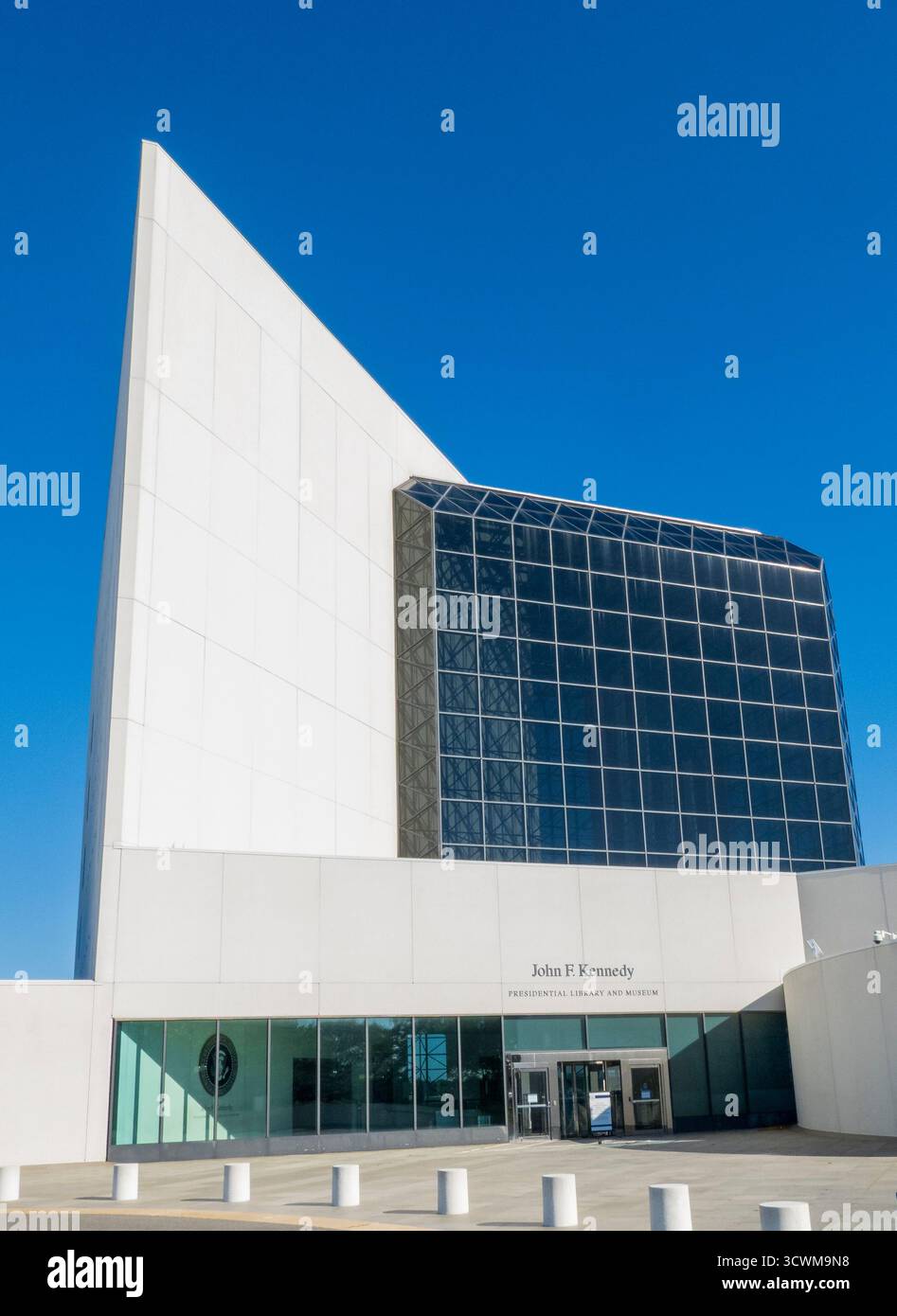 Boston, MA - USA - 2. Oktober 2025 die John F. Kennedy Presidential Library and Museum, ein modernistisches Gebäude mit einer markanten weißen Fassade und einem Glasatrium. Stockfoto